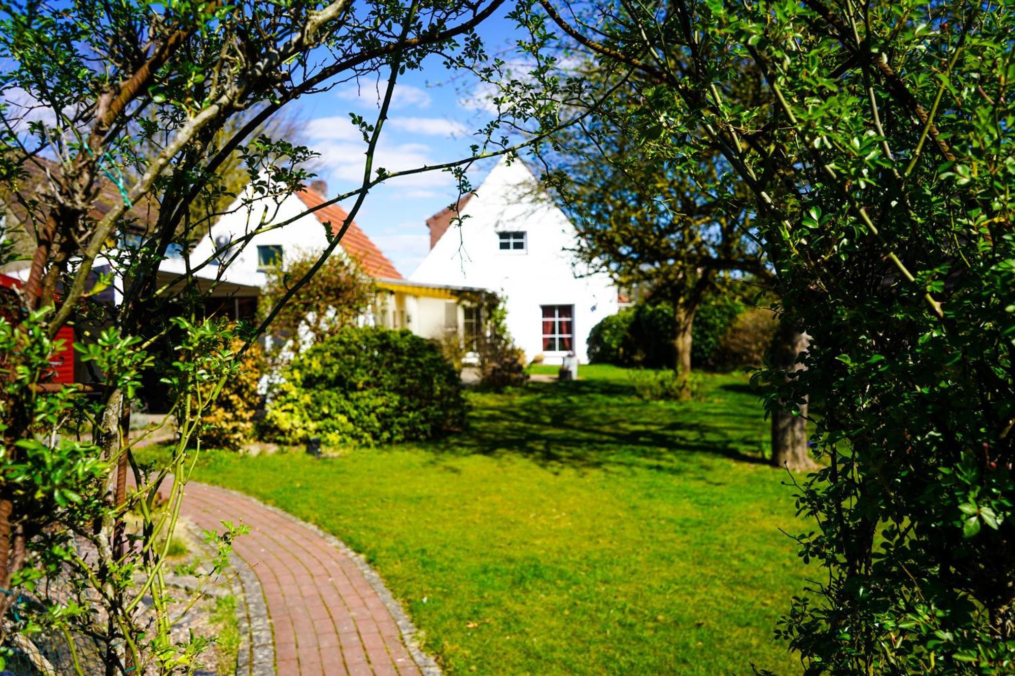 Gemuetliches Haus Mit Grossem Traumhaften Garten Bremen Bagian luar foto